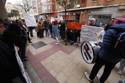 Concentración de los cuidadores técnicos de servicios asistenciales de Castilla y León contra el nuevo convenio colectivo. ICAL