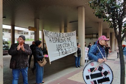 Concentración de los cuidadores técnicos de servicios asistenciales de Castilla y León, con motivo del preacuerdo del nuevo convenio colectivo. E.M.