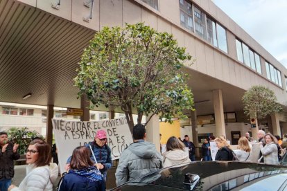 Concentración de los cuidadores técnicos de servicios asistenciales de Castilla y León, con motivo del preacuerdo del nuevo convenio colectivo. E.M.