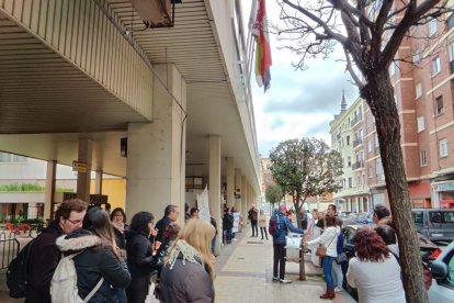 Concentración de los cuidadores técnicos de servicios asistenciales de Castilla y León, con motivo del preacuerdo del nuevo convenio colectivo. E.M.