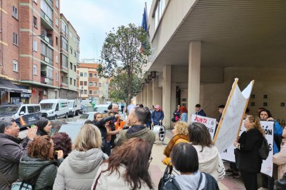 Concentración de los cuidadores técnicos de servicios asistenciales de Castilla y León, con motivo del preacuerdo del nuevo convenio colectivo. E.M.