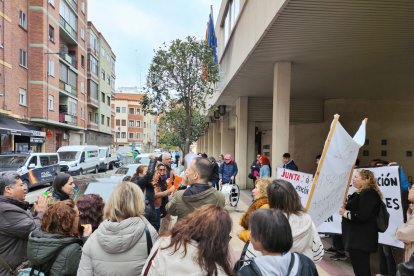 Concentración de los cuidadores técnicos de servicios asistenciales de Castilla y León, con motivo del preacuerdo del nuevo convenio colectivo. E.M.