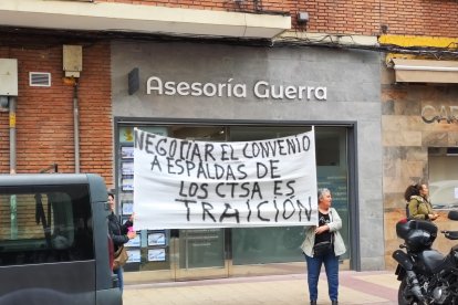 Concentración de los cuidadores técnicos de servicios asistenciales de Castilla y León, con motivo del preacuerdo del nuevo convenio colectivo. E.M.