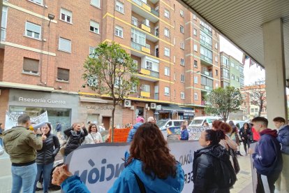 Concentración de los cuidadores técnicos de servicios asistenciales de Castilla y León, con motivo del preacuerdo del nuevo convenio colectivo. E.M.
