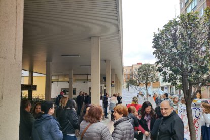Concentración de los cuidadores técnicos de servicios asistenciales de Castilla y León, con motivo del preacuerdo del nuevo convenio colectivo. E.M.