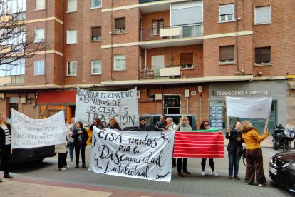 Concentración de los cuidadores técnicos de servicios asistenciales de Castilla y León, con motivo del preacuerdo del nuevo convenio colectivo. E.M.