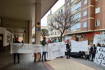 Concentración de los cuidadores técnicos de servicios asistenciales de Castilla y León, con motivo del preacuerdo del nuevo convenio colectivo. E.M.