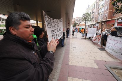 Concentración de los cuidadores técnicos de servicios asistenciales de Castilla y León contra el nuevo convenio colectivo. ICAL