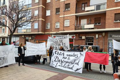 Concentración de los cuidadores técnicos de servicios asistenciales de Castilla y León, con motivo del preacuerdo del nuevo convenio colectivo. E.M.
