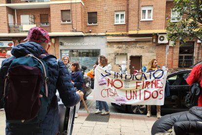 Concentración de los cuidadores técnicos de servicios asistenciales de Castilla y León, con motivo del preacuerdo del nuevo convenio colectivo. E.M.