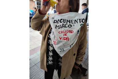 Concentración de los cuidadores técnicos de servicios asistenciales de Castilla y León, con motivo del preacuerdo del nuevo convenio colectivo. E.M.