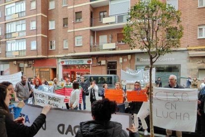 Concentración de los cuidadores técnicos de servicios asistenciales de Castilla y León, con motivo del preacuerdo del nuevo convenio colectivo. E.M.