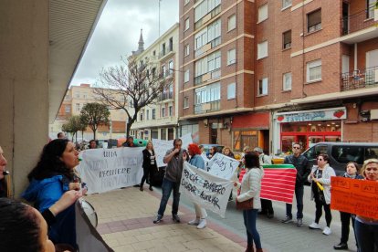 Concentración de los cuidadores técnicos de servicios asistenciales de Castilla y León, con motivo del preacuerdo del nuevo convenio colectivo. E.M.