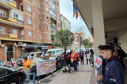 Concentración de los cuidadores técnicos de servicios asistenciales de Castilla y León, con motivo del preacuerdo del nuevo convenio colectivo. E.M.
