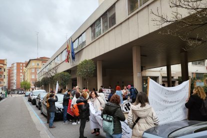 Concentración de los cuidadores técnicos de servicios asistenciales de Castilla y León, con motivo del preacuerdo del nuevo convenio colectivo. E.M.