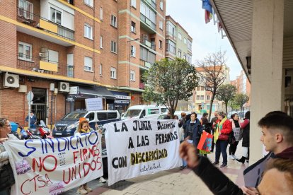 Concentración de los cuidadores técnicos de servicios asistenciales de Castilla y León, con motivo del preacuerdo del nuevo convenio colectivo. E.M.
