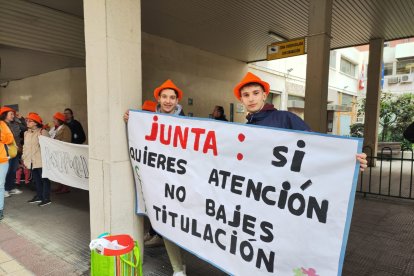 Concentración de los cuidadores técnicos de servicios asistenciales de Castilla y León, con motivo del preacuerdo del nuevo convenio colectivo. E.M.