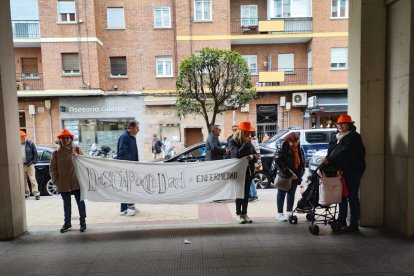 Concentración de los cuidadores técnicos de servicios asistenciales de Castilla y León, con motivo del preacuerdo del nuevo convenio colectivo. E.M.