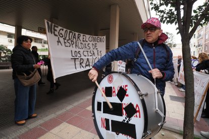 Concentración de los cuidadores técnicos de servicios asistenciales de Castilla y León contra el nuevo convenio colectivo. ICAL