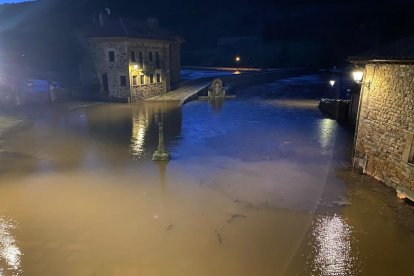 Plaza Mayor de Salduero a primera hora de la mañana.-Raquel Fernández.