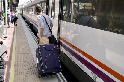 Tren de Media Distancia en la estación de Valladolid. PHOTOGENIC