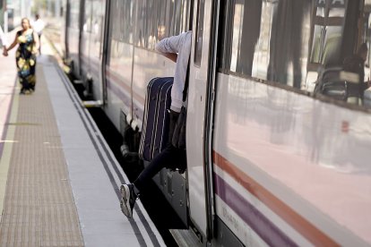 Tren de Media Distancia en la estación de Valladolid. PHOTOGENIC