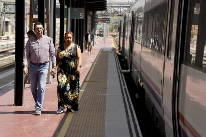 Tren de Media Distancia en la estación de Valladolid. PHOTOGENIC