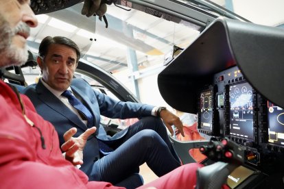 El consejero de Medio Ambiente, Vivienda y Ordenación del Territorio, Juan Carlos Suárez-Quiñones, presenta el nuevo helicóptero de rescate de la Agencia de Protección Civil y Emergencias. ICAL