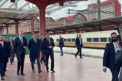 El rey Felipe VI, el presidente del Gobierno, Pedro Sánchez, y el ministro de Transportes y Movilidad Sostenible, Óscar Puente, inauguran la alta velocidad entre Valladolid y Asturias a través de la Variante de Pajares. -E.M.