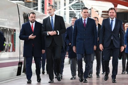 El presidente de Asturias, Adrián Barbón, el rey Felipe VI, el presidente del Gobierno, Pedro Sánchez, y el ministro de Transportes y Movilidad Sostenible, Óscar Puente, inauguran la alta velocidad entre Valladolid y Asturias a través de la Variante de Pajares.- POOL MONCLOA/BORJA PUIG