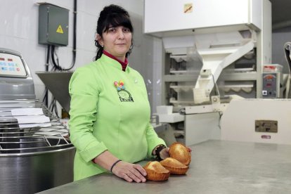 Ana de Castro dirige el obrador junto a Raúl. En la imagen, muestra los rebojos recién salidos del horno. El dulce, dicen, tiene la misma fórmula que la magdalena pero sin grasa. / J.L.C.