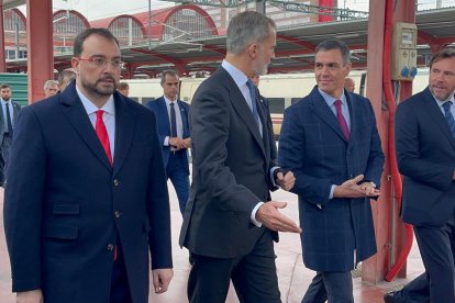 El presidente de Asturias, Adrián Barbón, el rey Felipe VI, y el presidente del Gobierno, Pedro Sánchez, Inauguran la alta velocidad entre Valladolid y Asturias a través de la Variante de Pajares. -E.M.