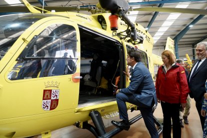 El consejero de Medio Ambiente, Vivienda y Ordenación del Territorio, Juan Carlos Suárez-Quiñones, presenta el nuevo helicóptero de rescate de la Agencia de Protección Civil y Emergencias. ICAL