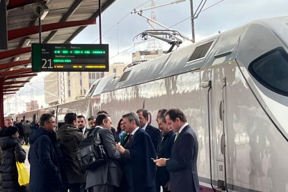 El rey Felipe VI y el presidente del Gobierno, Pedro Sánchez, Inauguran la alta velocidad entre Castilla y León y Asturias a través de la Variante de Pajares. -E.M.