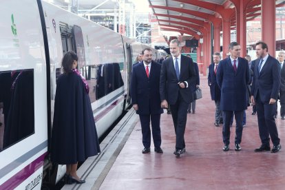 El rey Felipe VI y el presidente del Gobierno, Pedro Sánchez, Inauguran la alta velocidad entre Castilla y León y Asturias a través de la Variante de Pajares. -ICAL