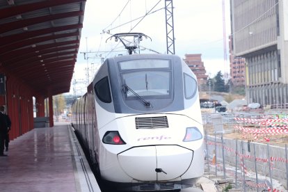 El rey Felipe VI y el presidente del Gobierno, Pedro Sánchez, Inauguran la alta velocidad entre Castilla y León y Asturias a través de la Variante de Pajares. -ICAL