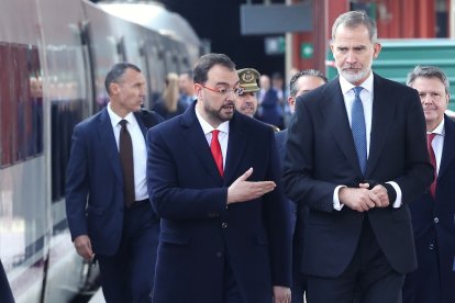 El rey Felipe VI y el presidente del Gobierno, Pedro Sánchez, Inauguran la alta velocidad entre Castilla y León y Asturias a través de la Variante de Pajares. -ICAL