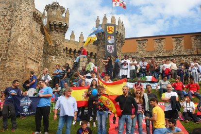 Corredores y espectadores durante el mundial de ciclismo de Ponferrada frente al Castillo de los Templarios. -ICAL.