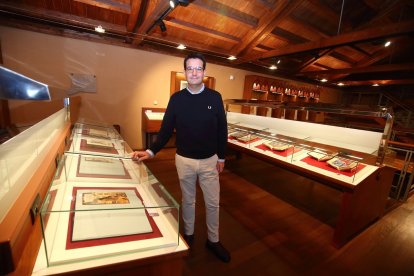 El director de los museos de Ponferrada, Javier García Bueso, junto a la exposición permanente Templum Libri en el Castillo de los Templarios. -ICAL.