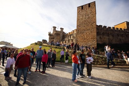 Turistas en el Castillo de los Templarios de Ponferrada. -ICAL.