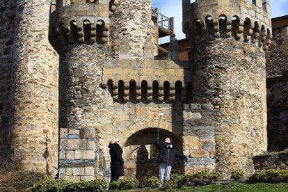 Turistas en el Castillo de los Templarios de Ponferrada. -ICAL.