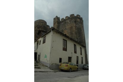Última casa adosada al Castillo de los Templarios derruida en la primera década del siglo XXI durante las obras de restauración de la fortaleza ponferradina. -ICAL.
