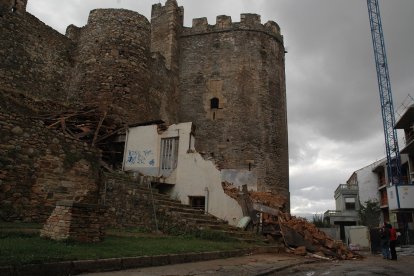 Última casa adosada al Castillo de los Templarios derruida en la primera década del siglo XXI durante las obras de restauración de la fortaleza ponferradina. -ICAL.