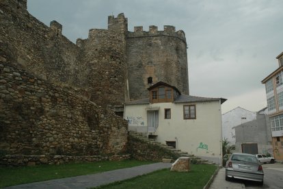 Última casa adosada al Castillo de los Templarios derruida en la primera década del siglo XXI durante las obras de restauración de la fortaleza ponferradina. -ICAL.