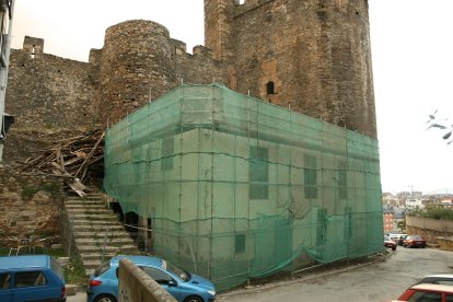 Última casa adosada al Castillo de los Templarios derruida en la primera década del siglo XXI durante las obras de restauración de la fortaleza ponferradina. -ICAL.
