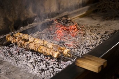 El sarmiento procede de las bodegas de la zona. Los platos de pincho de lechazo llevan un distintivo con su marca propia. / PHOTOGENIC / IVÁN TOMÉ
