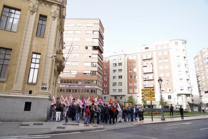 Los trabajadores del Sector de la Limpieza de Valladolid se concentran para protestar contra la última propuesta realizada por la patronal y reivindicar un convenio colectivo digno. -ICAL