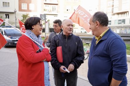 Representantes de CCOO en la concentración contra la última propuesta realizada por la patronal y reivindicar un convenio colectivo digno. -ICAL