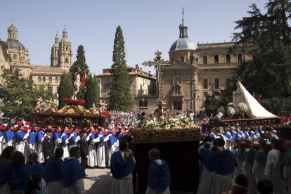 Los pasos de Nuestra Señora de la Alegría y Jesús Resucitado se encuentran en la procesión conjunta de Resurrección frente a la Catedral de Salamanca. -ICAL