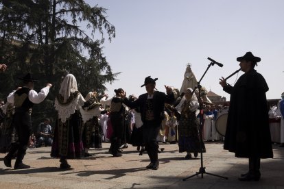 Los pasos de Nuestra Señora de la Alegría y Jesús Resucitado se encuentran en la procesión conjunta de Resurrección frente a la Catedral de Salamanca. -ICAL